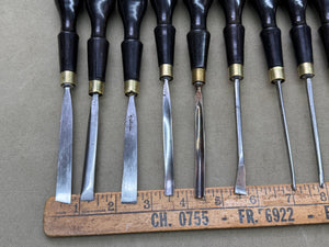 SUPERB SET OF 12 MARPLES CARVING CHISELS IN ANTIQUE PRESENTATION BOX - Boyshill Tools and Treen