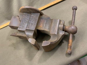 ANTIQUE  PAT 1854 / 1867 HEAVY ENGINEERS BENCH VICE BY C PARKER MERIDEN CT 15KG - Boyshill Tools and Treen